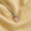 Collier avec pendentif hexagonal en quartz rose