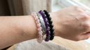 Comment porter plusieurs bracelets sans qu'ils s'emmêlent ? Le guide ultime
