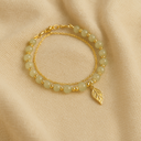 Bracelet jade avec pendentif feuille dorée