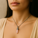 Collier avec pendentif hexagonal en quartz rose