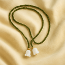 Collier pendentif en jade blanc et vert olive