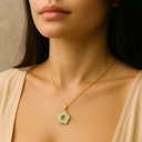 Collier estival en jade motif fleur de prunier