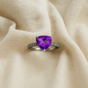 Bague en améthyste violette triangulaire